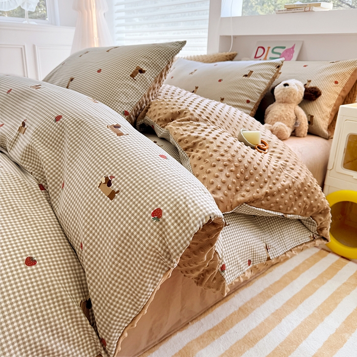 91家纺网 家纺一手货源 找家纺 丫丫家纺 2025学生季全棉高克重豆豆绒三四件套加厚保暖婴儿绒牛奶绒单被套单人双人被套加大号棉加绒三四件套  追梦腊肠