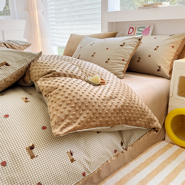 91家纺网 家纺一手货源 找家纺 丫丫家纺 2025学生季全棉高克重豆豆绒三四件套加厚保暖婴儿绒牛奶绒单被套单人双人被套加大号棉加绒三四件套  追梦腊肠