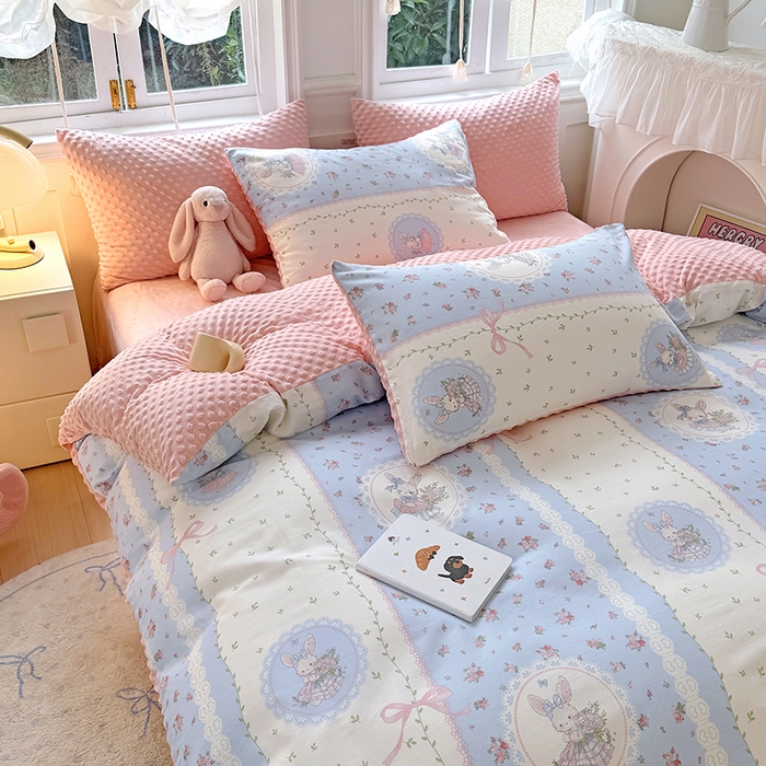 91家纺网 家纺一手货源 找家纺 丫丫家纺 2025学生季全棉高克重豆豆绒三四件套加厚保暖婴儿绒牛奶绒单被套单人双人被套加大号棉加绒三四件套  爱丽丝梦游