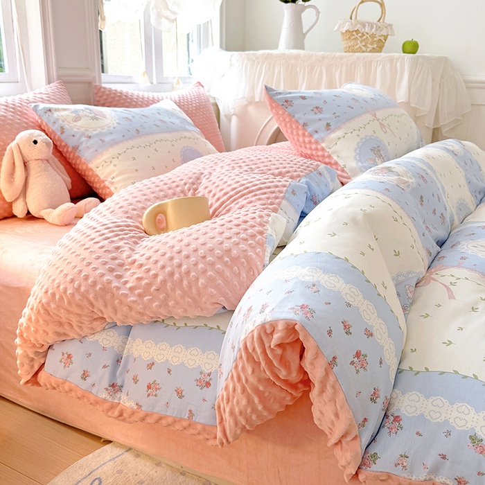 91家纺网 家纺一手货源 找家纺 丫丫家纺 2025学生季全棉高克重豆豆绒三四件套加厚保暖婴儿绒牛奶绒单被套单人双人被套加大号棉加绒三四件套  爱丽丝梦游