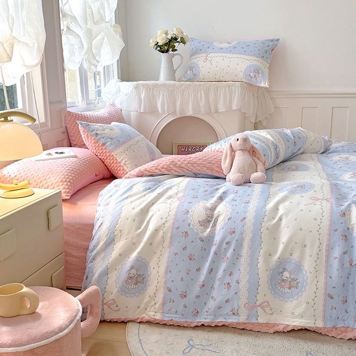 91家纺网 家纺一手货源 找家纺 丫丫家纺 2025学生季全棉高克重豆豆绒三四件套加厚保暖婴儿绒牛奶绒单被套单人双人被套加大号棉加绒三四件套  爱丽丝梦游