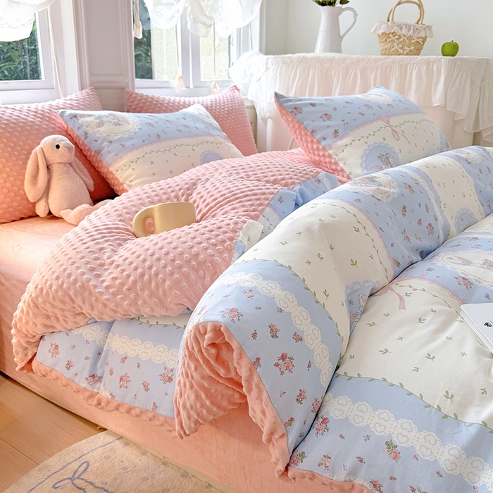 91家纺网 家纺一手货源 找家纺 丫丫家纺 2025学生季全棉高克重豆豆绒三四件套加厚保暖婴儿绒牛奶绒单被套单人双人被套加大号棉加绒三四件套  爱丽丝梦游