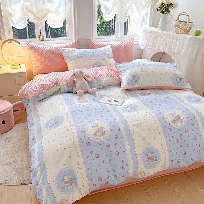 91家纺网 家纺一手货源 找家纺 丫丫家纺 2025学生季全棉高克重豆豆绒三四件套加厚保暖婴儿绒牛奶绒单被套单人双人被套加大号棉加绒三四件套  爱丽丝梦游