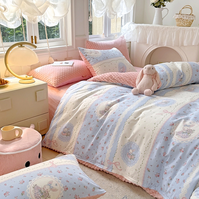 91家纺网 家纺一手货源 找家纺 丫丫家纺 2025学生季全棉高克重豆豆绒三四件套加厚保暖婴儿绒牛奶绒单被套单人双人被套加大号棉加绒三四件套  爱丽丝梦游