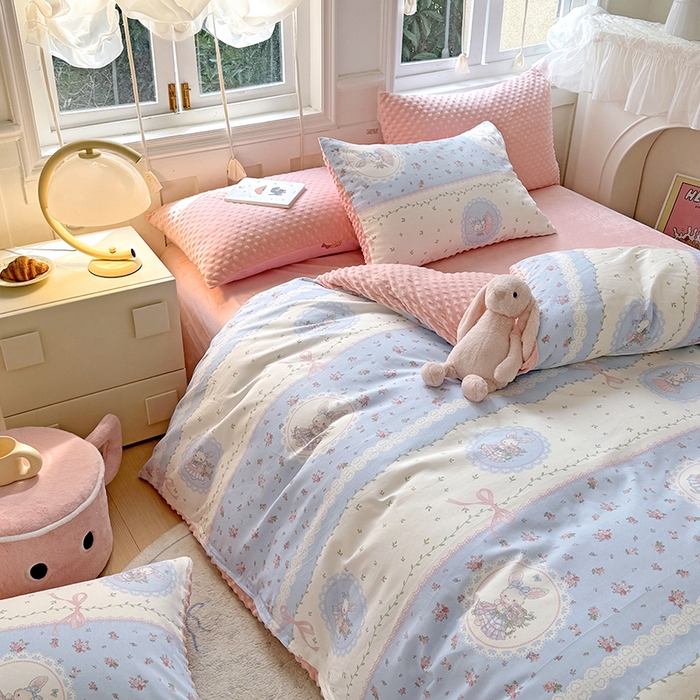 91家纺网 家纺一手货源 找家纺 丫丫家纺 2025学生季全棉高克重豆豆绒三四件套加厚保暖婴儿绒牛奶绒单被套单人双人被套加大号棉加绒三四件套  爱丽丝梦游