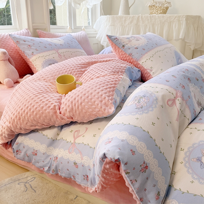 91家纺网 家纺一手货源 找家纺 丫丫家纺 2025学生季全棉高克重豆豆绒三四件套加厚保暖婴儿绒牛奶绒单被套单人双人被套加大号棉加绒三四件套  爱丽丝梦游