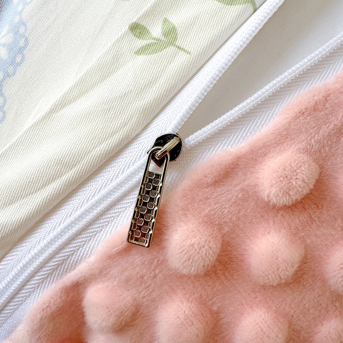 91家纺网 家纺一手货源 找家纺 丫丫家纺 2025学生季全棉高克重豆豆绒三四件套加厚保暖婴儿绒牛奶绒单被套单人双人被套加大号棉加绒三四件套  爱丽丝梦游