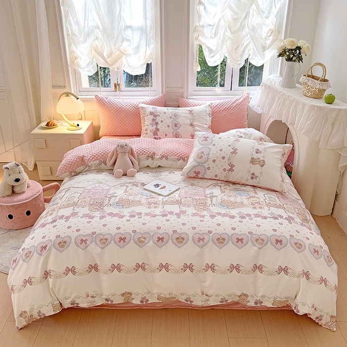 91家纺网 家纺一手货源 找家纺 丫丫家纺 2025学生季全棉高克重豆豆绒三四件套加厚保暖婴儿绒牛奶绒单被套单人双人被套加大号棉加绒三四件套  潘多拉小熊