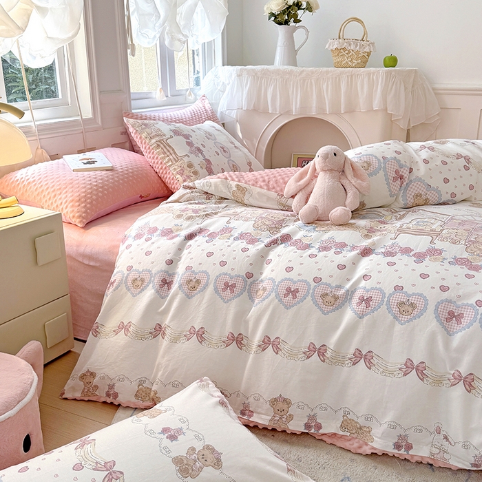 91家纺网 家纺一手货源 找家纺 丫丫家纺 2025学生季全棉高克重豆豆绒三四件套加厚保暖婴儿绒牛奶绒单被套单人双人被套加大号棉加绒三四件套  潘多拉小熊