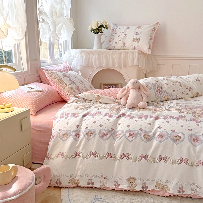 91家纺网 家纺一手货源 找家纺 丫丫家纺 2025学生季全棉高克重豆豆绒三四件套加厚保暖婴儿绒牛奶绒单被套单人双人被套加大号棉加绒三四件套  潘多拉小熊