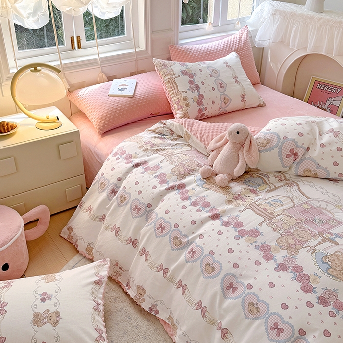 91家纺网 家纺一手货源 找家纺 丫丫家纺 2025学生季全棉高克重豆豆绒三四件套加厚保暖婴儿绒牛奶绒单被套单人双人被套加大号棉加绒三四件套  潘多拉小熊