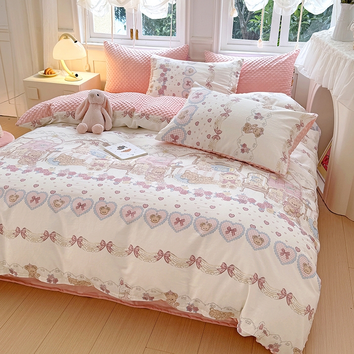 91家纺网 家纺一手货源 找家纺 丫丫家纺 2025学生季全棉高克重豆豆绒三四件套加厚保暖婴儿绒牛奶绒单被套单人双人被套加大号棉加绒三四件套  潘多拉小熊