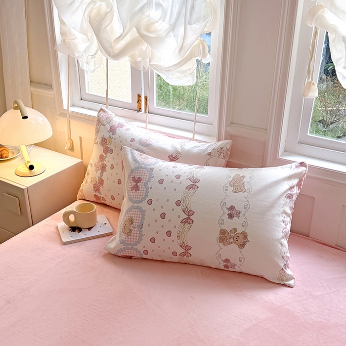 91家纺网 家纺一手货源 找家纺 丫丫家纺 2025学生季全棉高克重豆豆绒三四件套加厚保暖婴儿绒牛奶绒单被套单人双人被套加大号棉加绒三四件套  潘多拉小熊