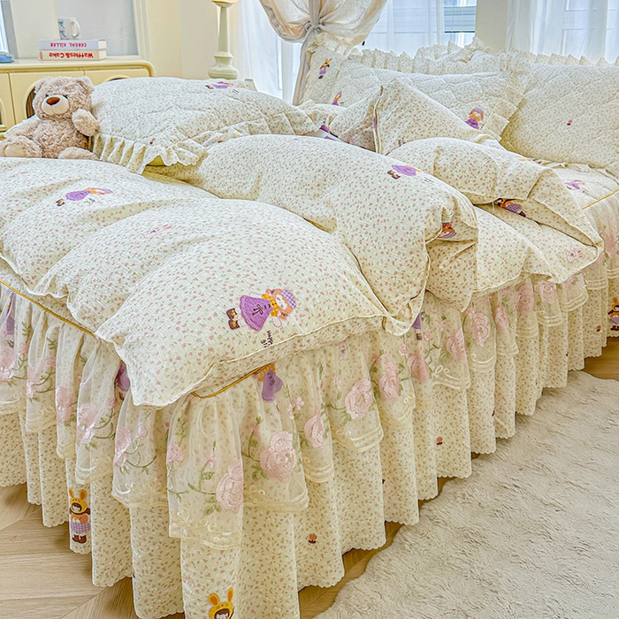 91家纺网 家纺一手货源 找家纺 艾裙海 2025秋冬新款木棉皱皱双层纱夹棉床裙系列四件套 可爱小女孩