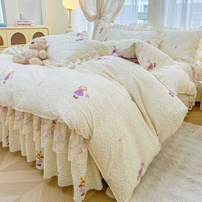 91家纺网 家纺一手货源 找家纺 艾裙海 2025秋冬新款木棉皱皱双层纱夹棉床裙系列四件套 可爱小女孩