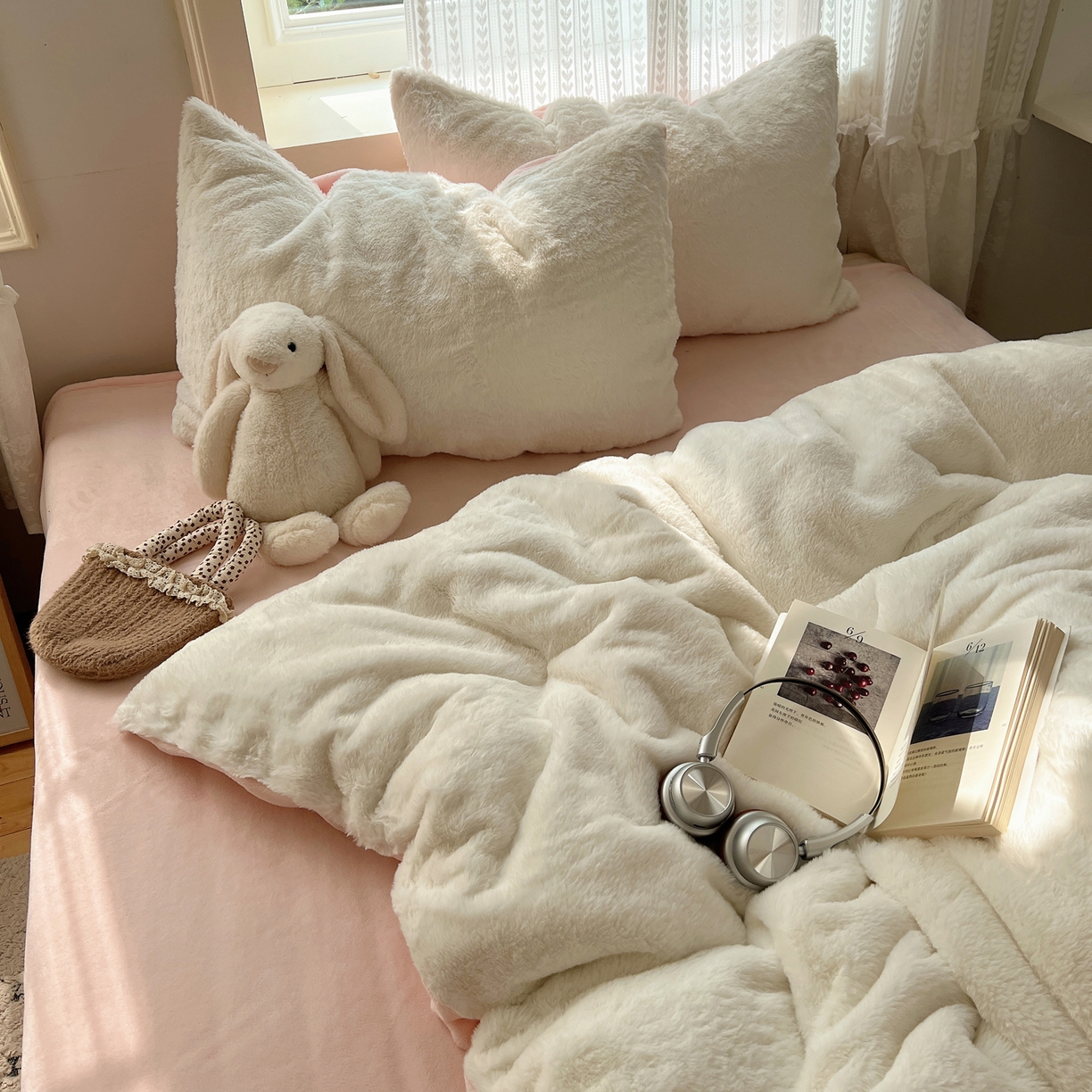 91家纺网 家纺一手货源 找家纺 金爱家 2025新款全消光牛奶绒A类纯色獭兔毛绒立体四件套 混搭-白粉