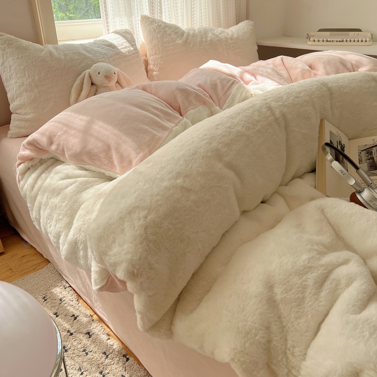 91家纺网 家纺一手货源 找家纺 金爱家 2025新款全消光牛奶绒A类纯色獭兔毛绒立体四件套 混搭-白粉