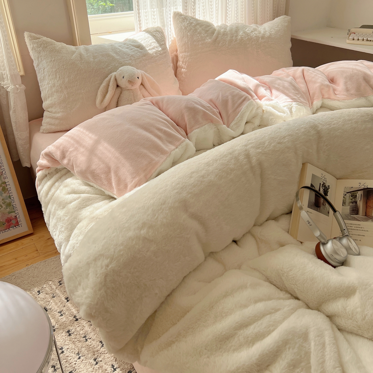 91家纺网 家纺一手货源 找家纺 金爱家 2025新款全消光牛奶绒A类纯色獭兔毛绒立体四件套 混搭-白粉