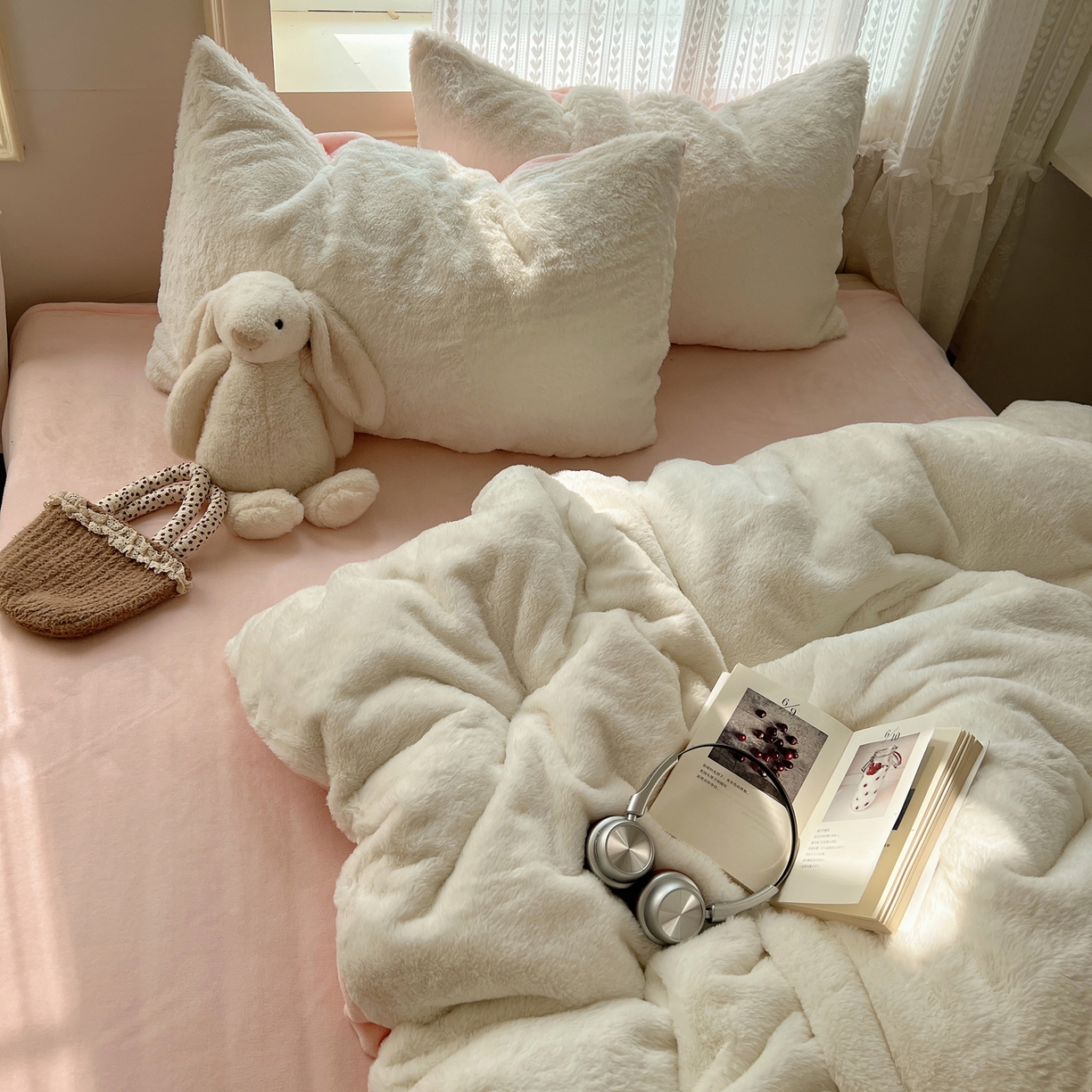 91家纺网 家纺一手货源 找家纺 金爱家 2025新款全消光牛奶绒A类纯色獭兔毛绒立体四件套 混搭-白粉