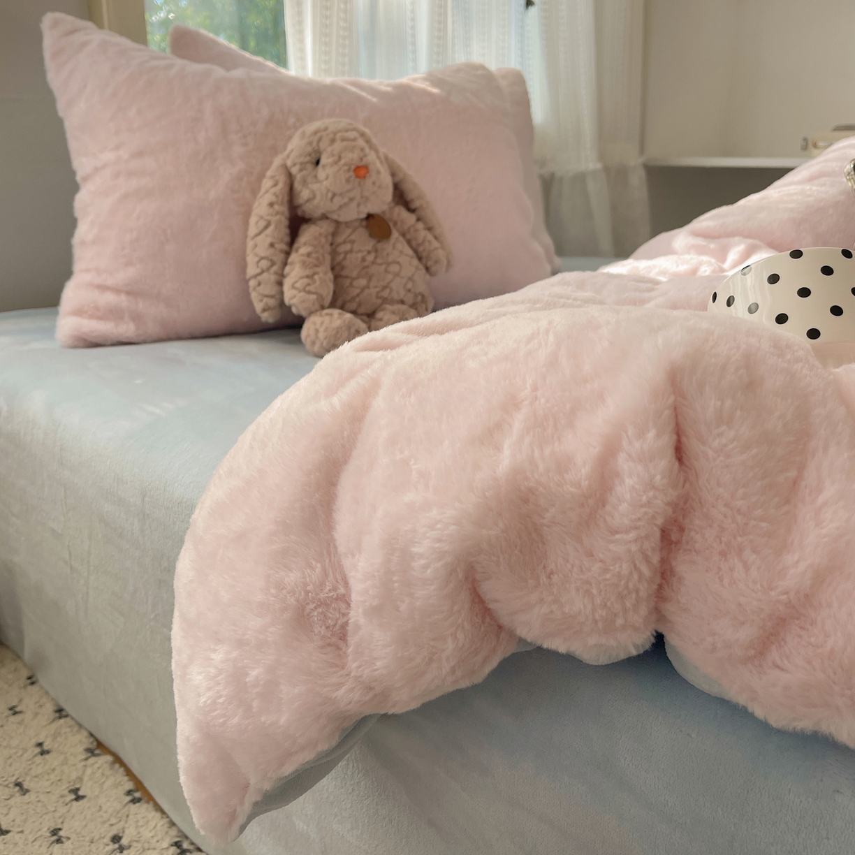 91家纺网 家纺一手货源 找家纺 金爱家 2025新款全消光牛奶绒A类纯色獭兔毛绒立体四件套 混搭-粉蓝