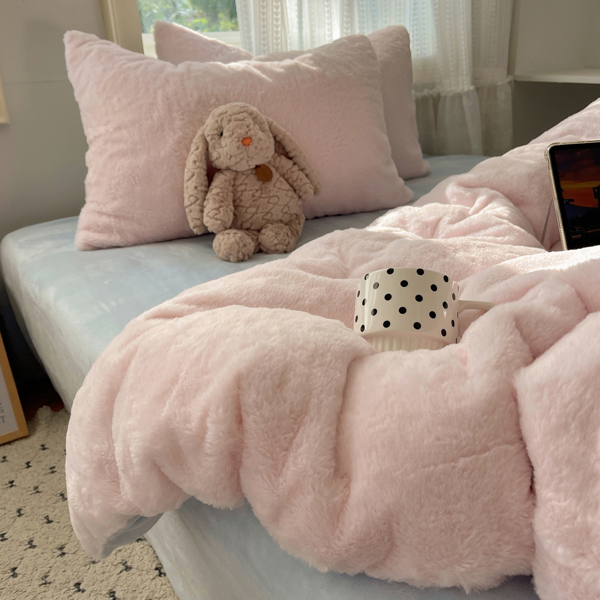 91家纺网 家纺一手货源 找家纺 金爱家 2025新款全消光牛奶绒A类纯色獭兔毛绒立体四件套 混搭-粉蓝