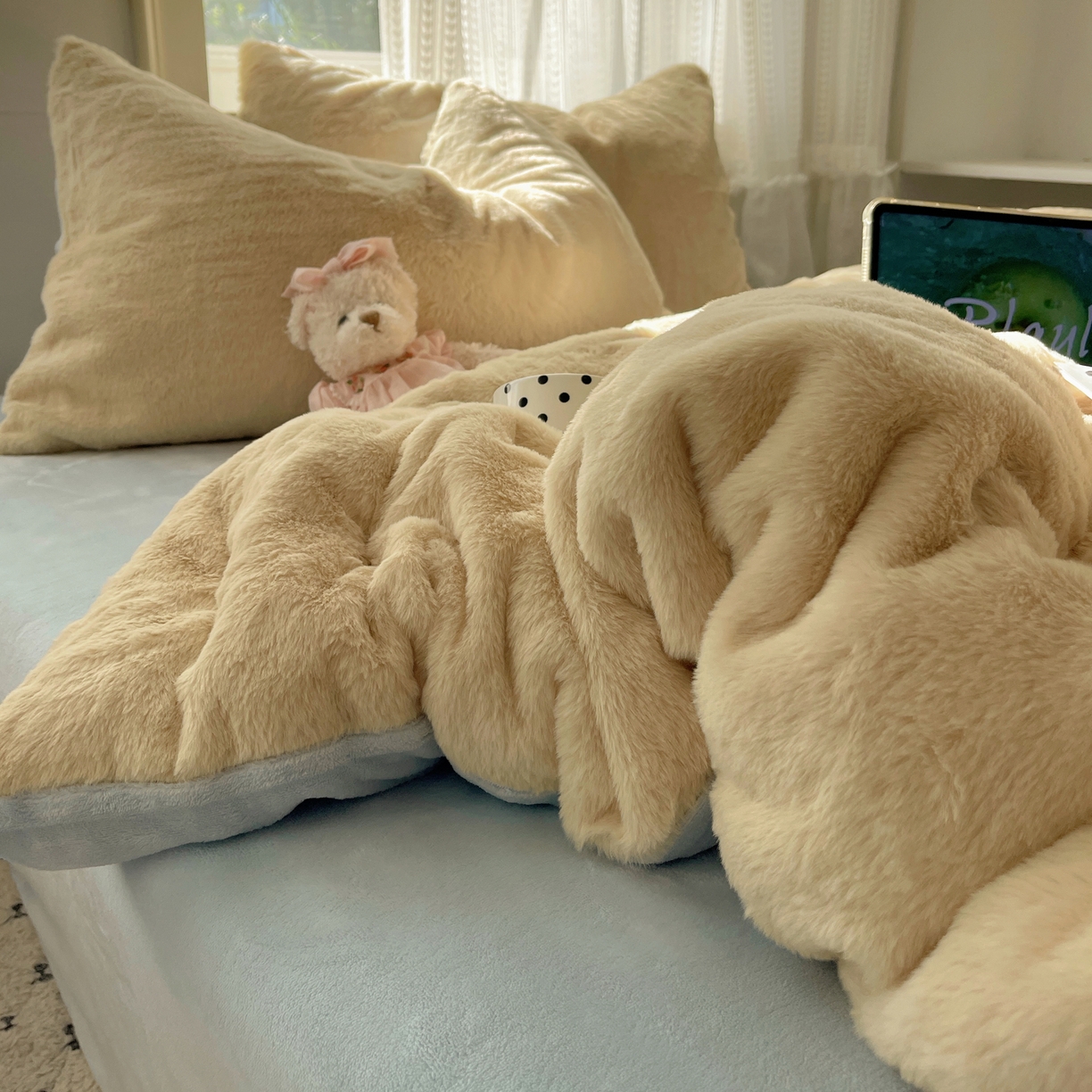 91家纺网 家纺一手货源 找家纺 金爱家 2025新款全消光牛奶绒A类纯色獭兔毛绒立体四件套 混搭-黄蓝