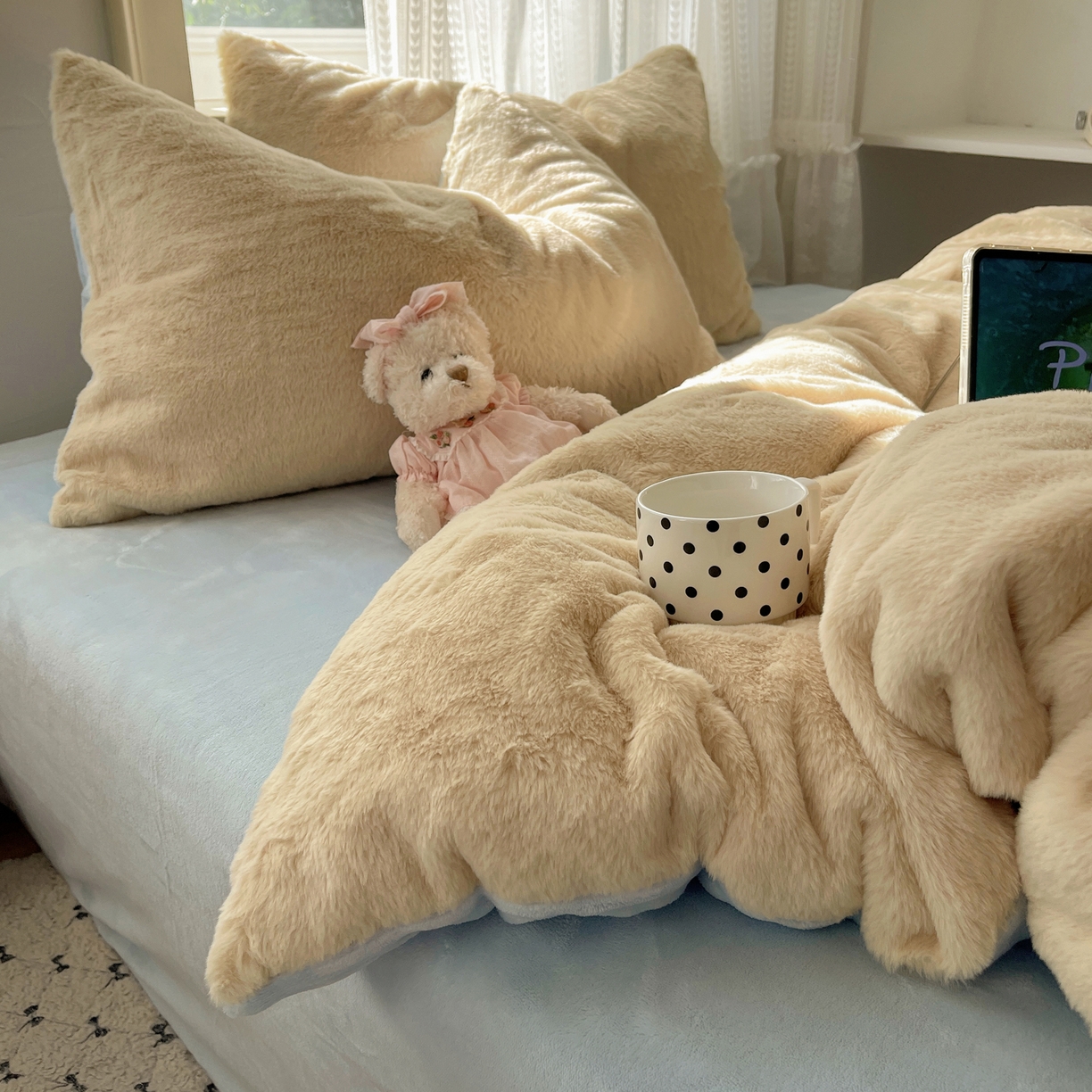 91家纺网 家纺一手货源 找家纺 金爱家 2025新款全消光牛奶绒A类纯色獭兔毛绒立体四件套 混搭-黄蓝