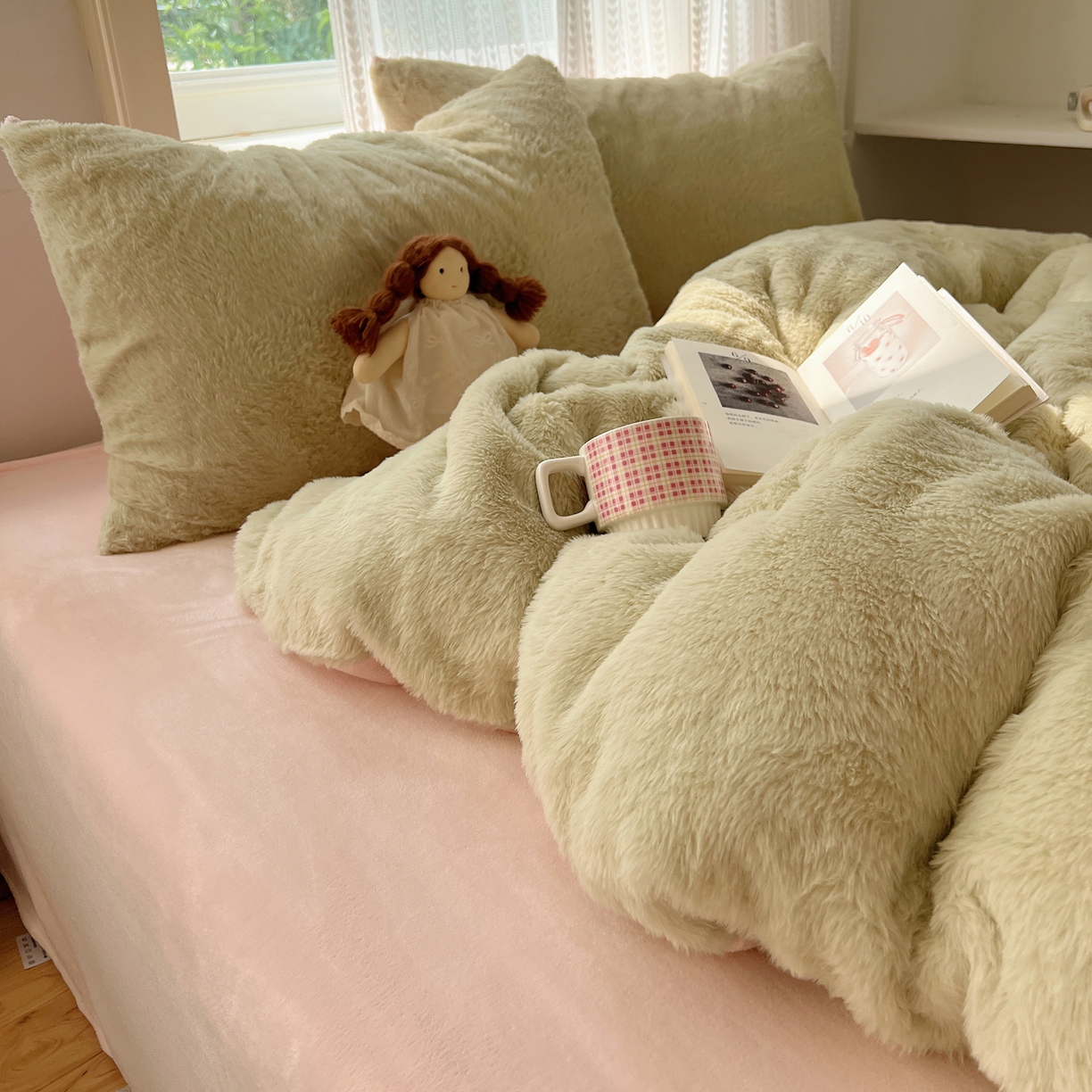 91家纺网 家纺一手货源 找家纺 金爱家 2025新款全消光牛奶绒A类纯色獭兔毛绒立体四件套 混搭-绿粉