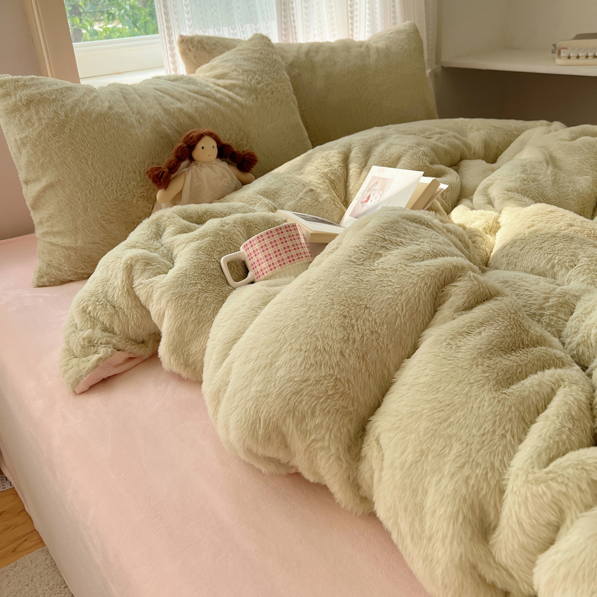 91家纺网 家纺一手货源 找家纺 金爱家 2025新款全消光牛奶绒A类纯色獭兔毛绒立体四件套 混搭-绿粉