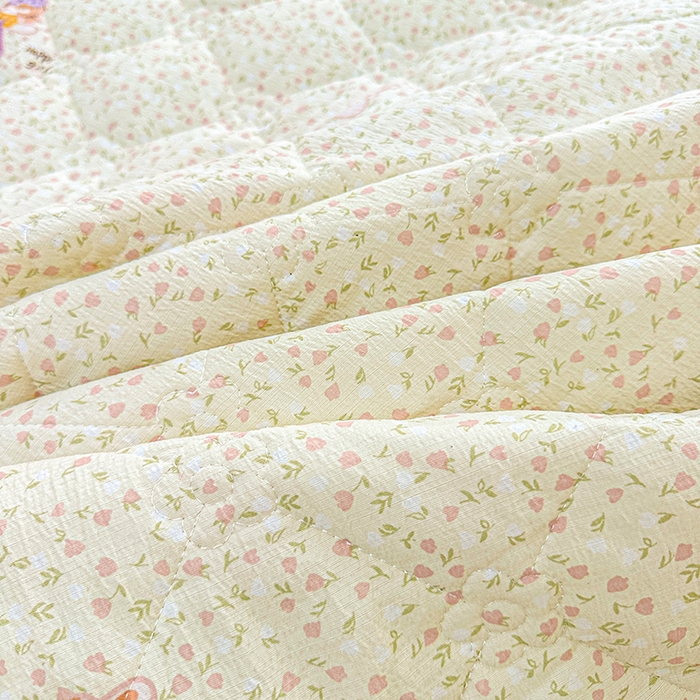 91家纺网 家纺一手货源 找家纺 艾裙海 2025秋冬新款木棉皱皱双层纱夹棉床裙系列单品床裙 可爱小女孩