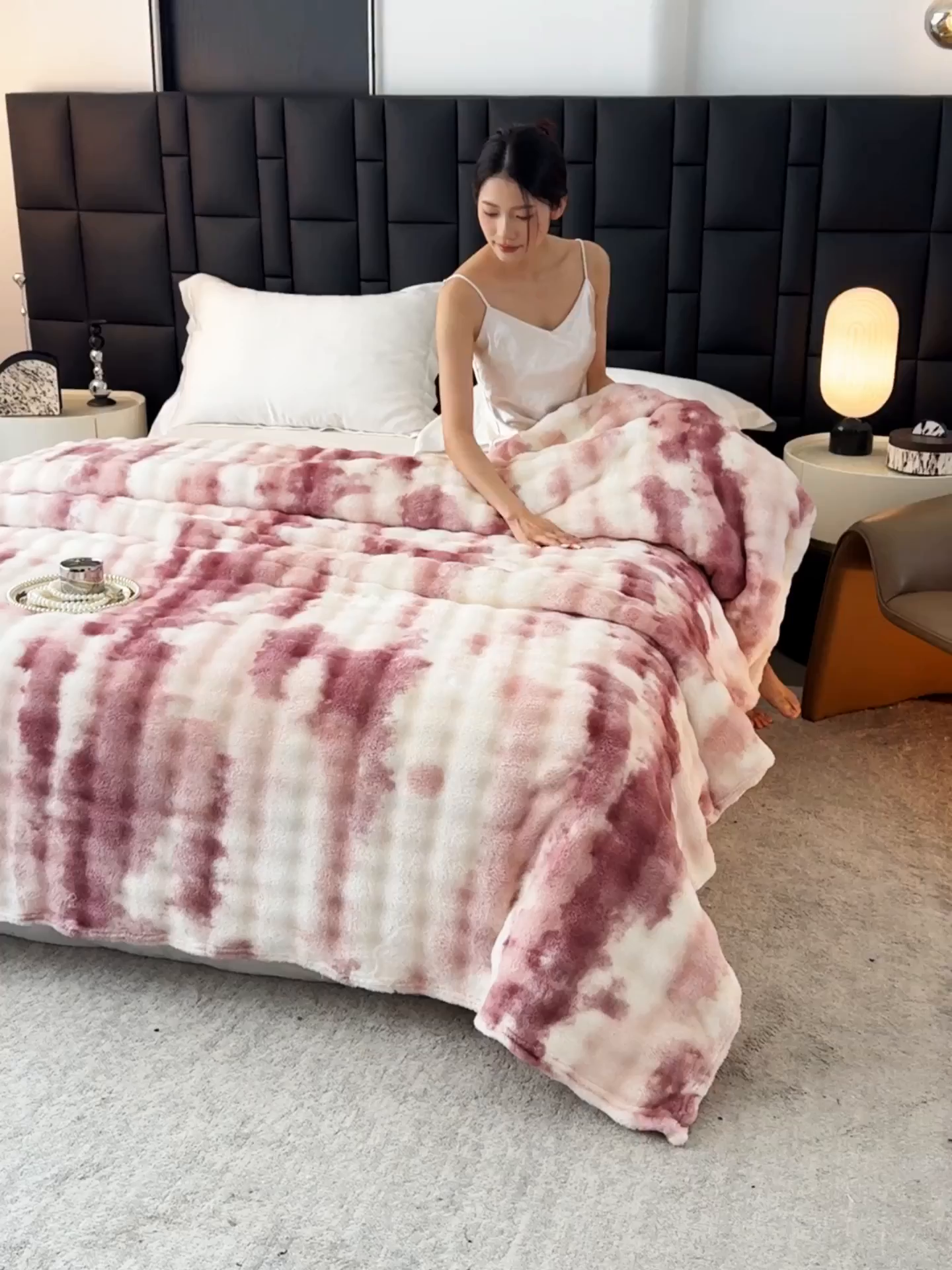 91家纺网 家纺一手货源 找家纺 安琪家纺 2025新款300G炫彩水墨画仿兔毛绒大泡泡绒印花法兰绒毛毯大理石纹休闲毯沙发盖毯跨境外贸出口专供 水墨画-红