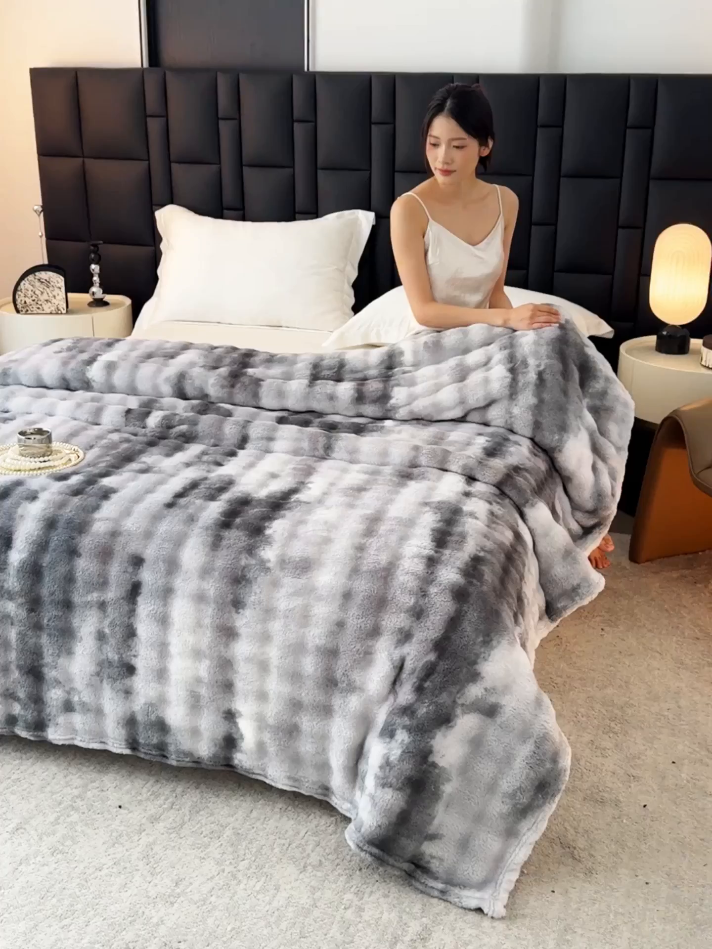 91家纺网 家纺一手货源 找家纺 安琪家纺 2025新款300G炫彩水墨画仿兔毛绒大泡泡绒印花法兰绒毛毯大理石纹休闲毯沙发盖毯跨境外贸出口专供 水墨画-灰