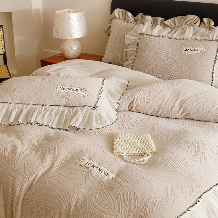 91家纺网 家纺一手货源 找家纺 菊上家纺 2025新品雕花牛奶绒绣花床盖款四件套-伊莉莎系列 伊莉莎-奶奶灰色