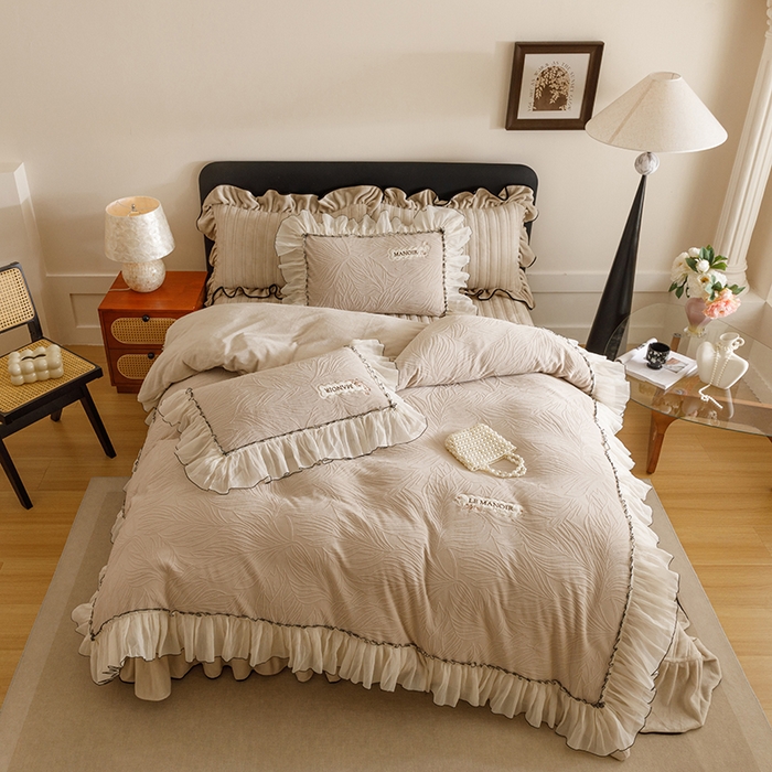 91家纺网 家纺一手货源 找家纺 菊上家纺 2025新品雕花牛奶绒绣花床盖款四件套-伊莉莎系列 伊莉莎-奶奶灰色