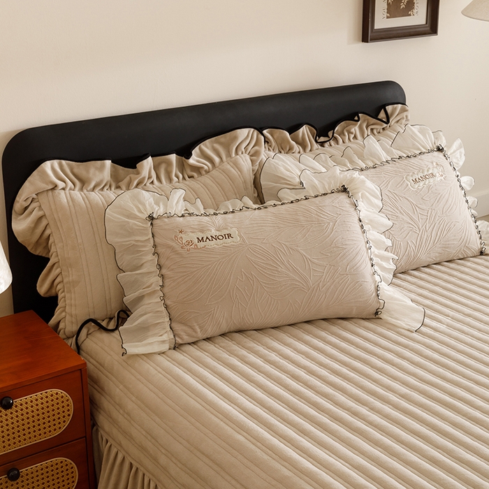 91家纺网 家纺一手货源 找家纺 菊上家纺 2025新品雕花牛奶绒绣花床盖款四件套-伊莉莎系列 伊莉莎-奶奶灰色