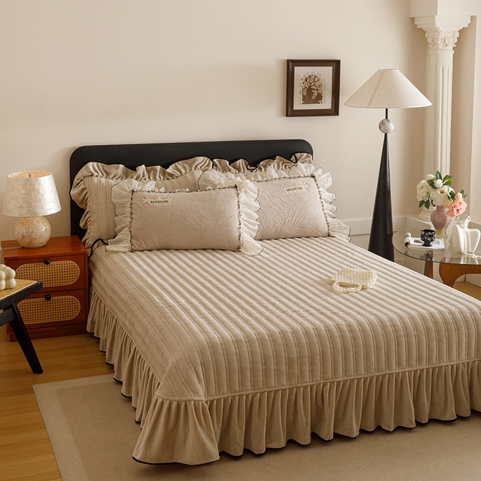 91家纺网 家纺一手货源 找家纺 菊上家纺 2025新品雕花牛奶绒绣花床盖款四件套-伊莉莎系列 伊莉莎-奶奶灰色