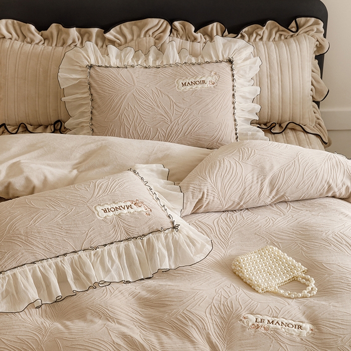 91家纺网 家纺一手货源 找家纺 菊上家纺 2025新品雕花牛奶绒绣花床盖款四件套-伊莉莎系列 伊莉莎-奶奶灰色