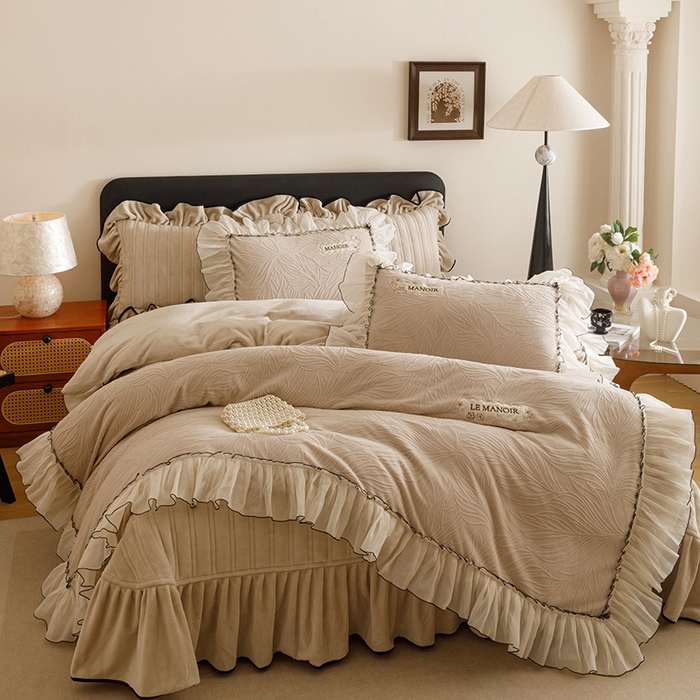 91家纺网 家纺一手货源 找家纺 菊上家纺 2025新品雕花牛奶绒绣花床盖款四件套-伊莉莎系列 伊莉莎-奶奶灰色