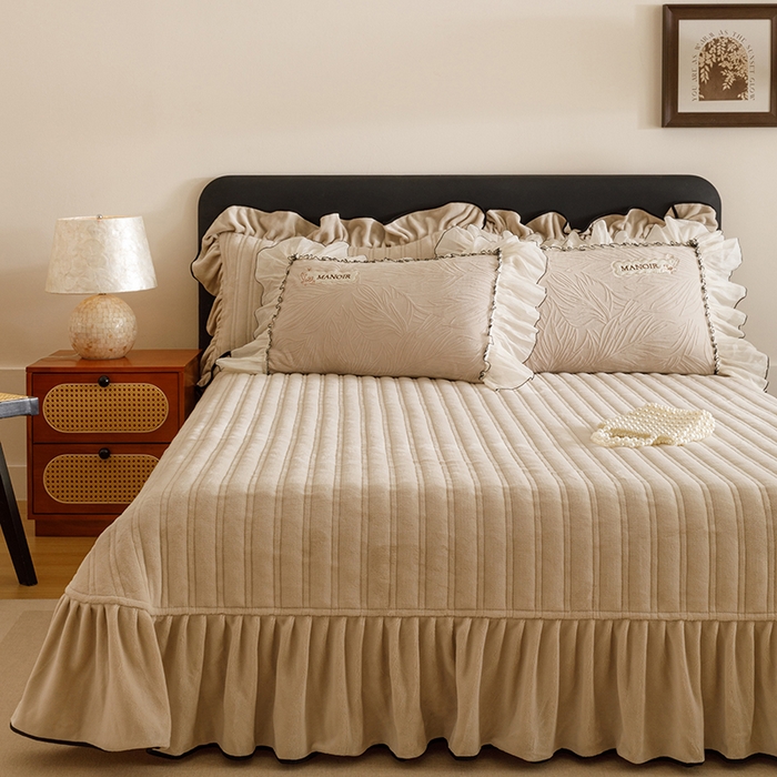 91家纺网 家纺一手货源 找家纺 菊上家纺 2025新品雕花牛奶绒绣花床盖款四件套-伊莉莎系列 伊莉莎-奶奶灰色