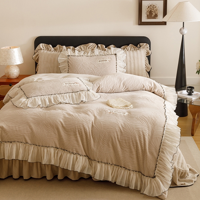 91家纺网 家纺一手货源 找家纺 菊上家纺 2025新品雕花牛奶绒绣花床盖款四件套-伊莉莎系列 伊莉莎-奶奶灰色