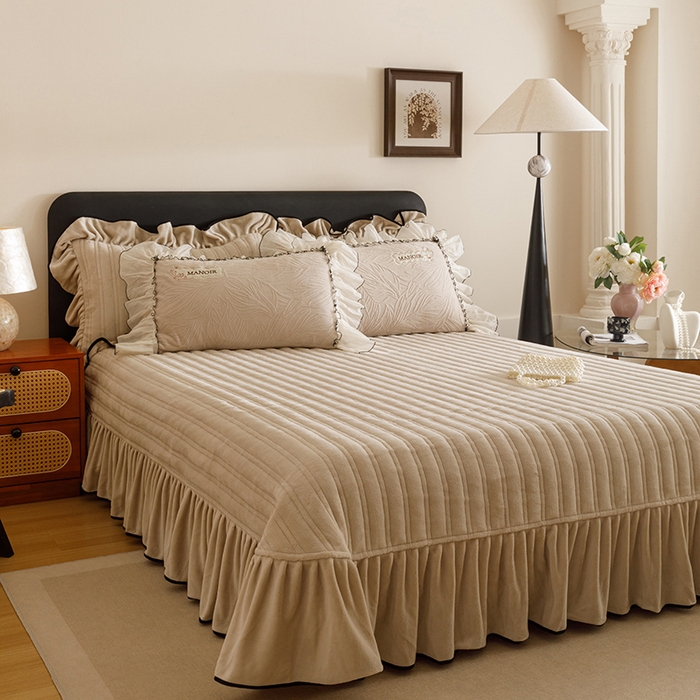 91家纺网 家纺一手货源 找家纺 菊上家纺 2025新品雕花牛奶绒绣花床盖款四件套-伊莉莎系列 伊莉莎-奶奶灰色