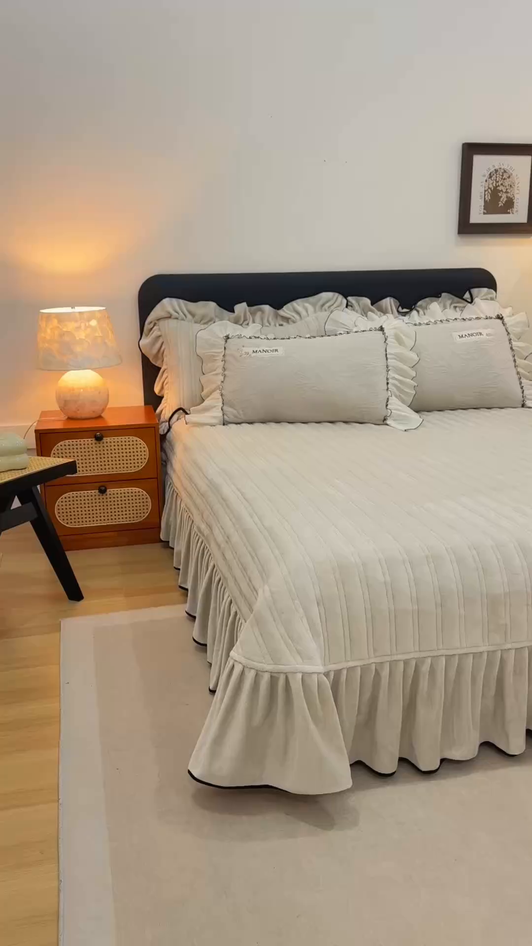 91家纺网 家纺一手货源 找家纺 菊上家纺 2025新品雕花牛奶绒绣花床盖款四件套-伊莉莎系列 伊莉莎-奶奶灰色