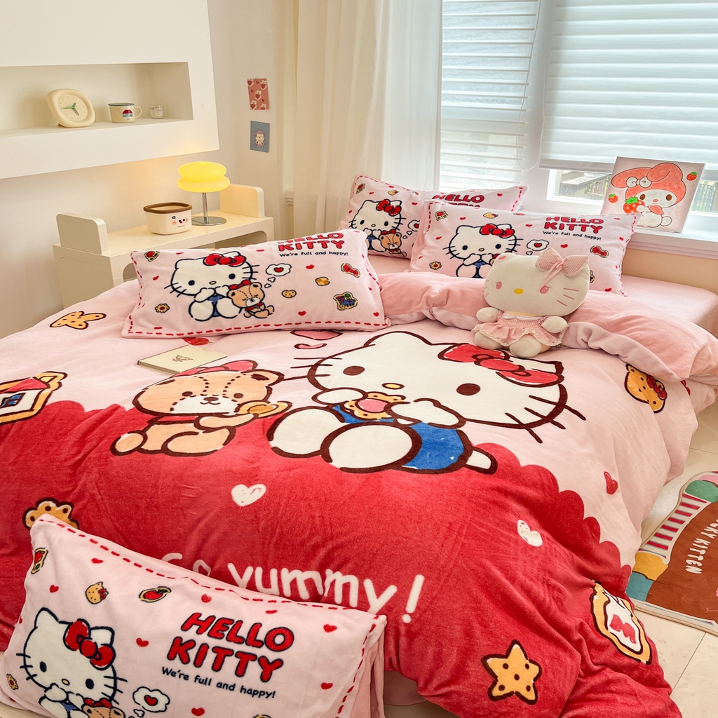 91家纺网 家纺一手货源 找家纺 金爱家 2025新品大版卡通平网数码印花加厚高克重牛奶绒皮卡丘系列四件套 绒大版-饼干熊kt