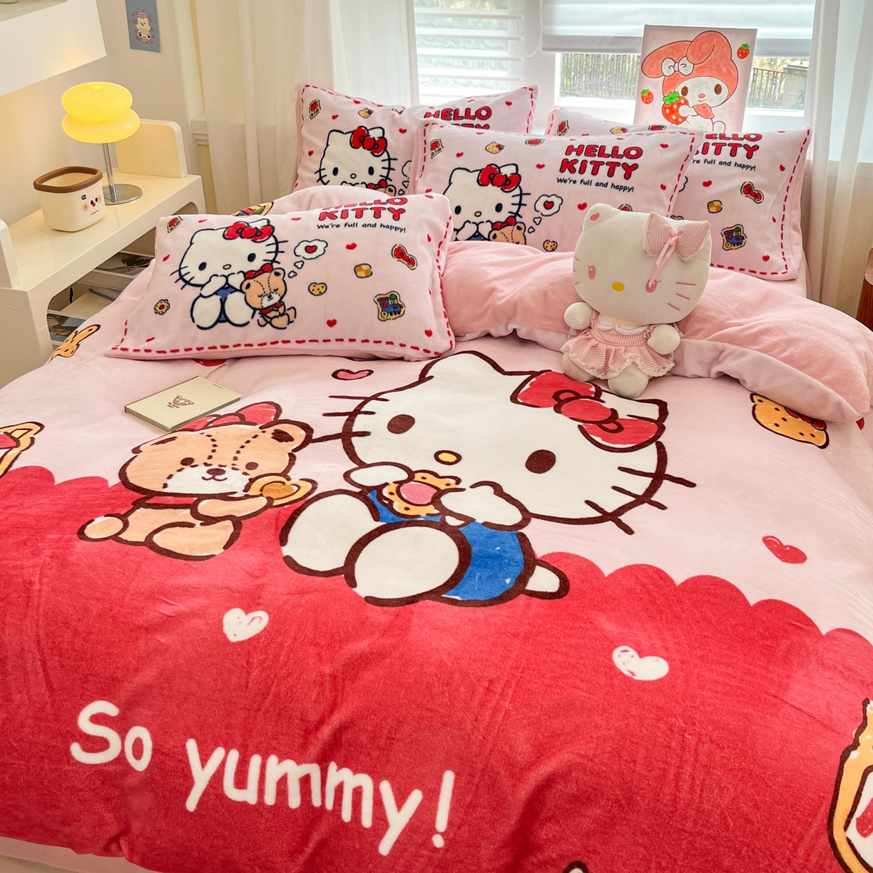 91家纺网 家纺一手货源 找家纺 金爱家 2025新品大版卡通平网数码印花加厚高克重牛奶绒皮卡丘系列四件套 绒大版-饼干熊kt