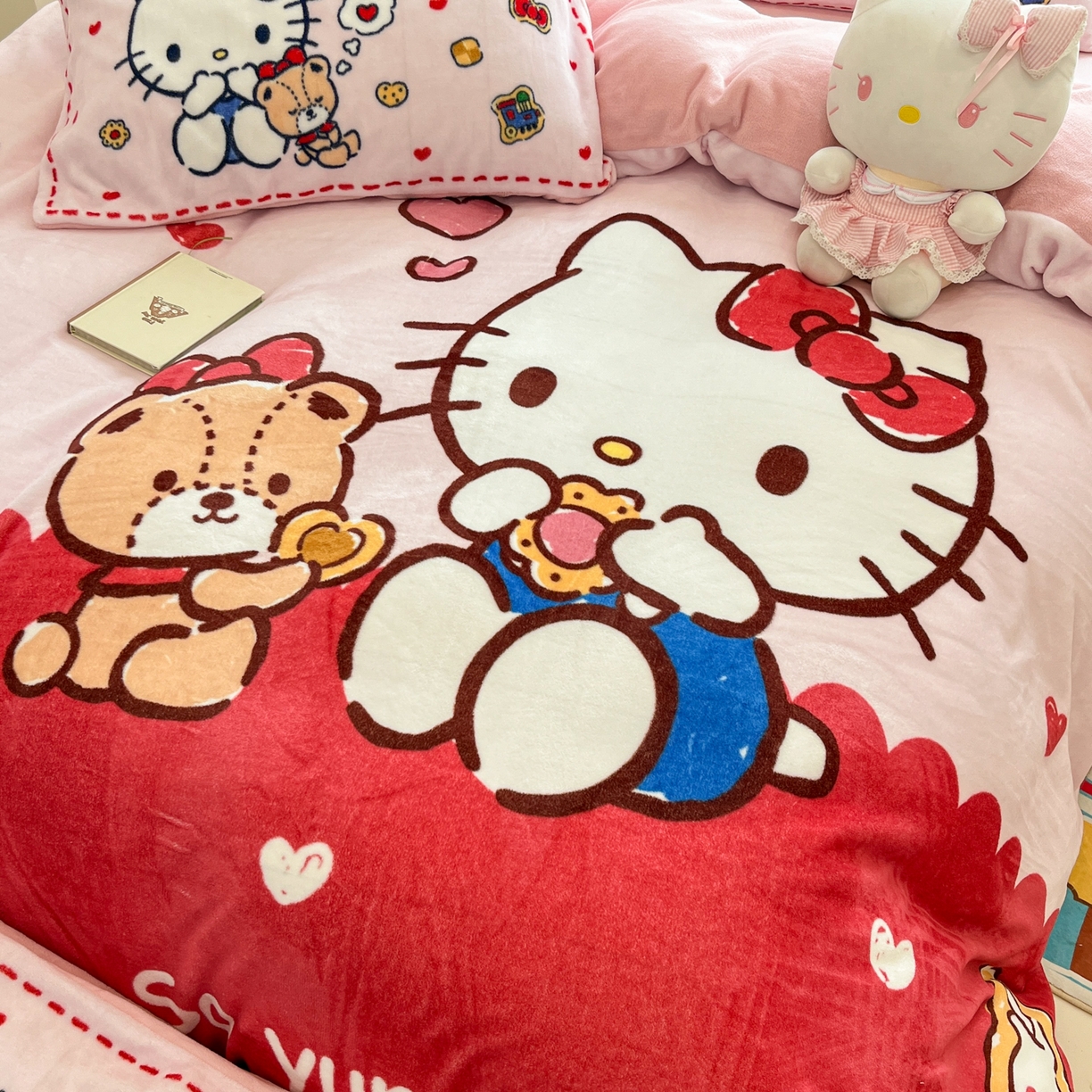 91家纺网 家纺一手货源 找家纺 金爱家 2025新品大版卡通平网数码印花加厚高克重牛奶绒皮卡丘系列四件套 绒大版-饼干熊kt