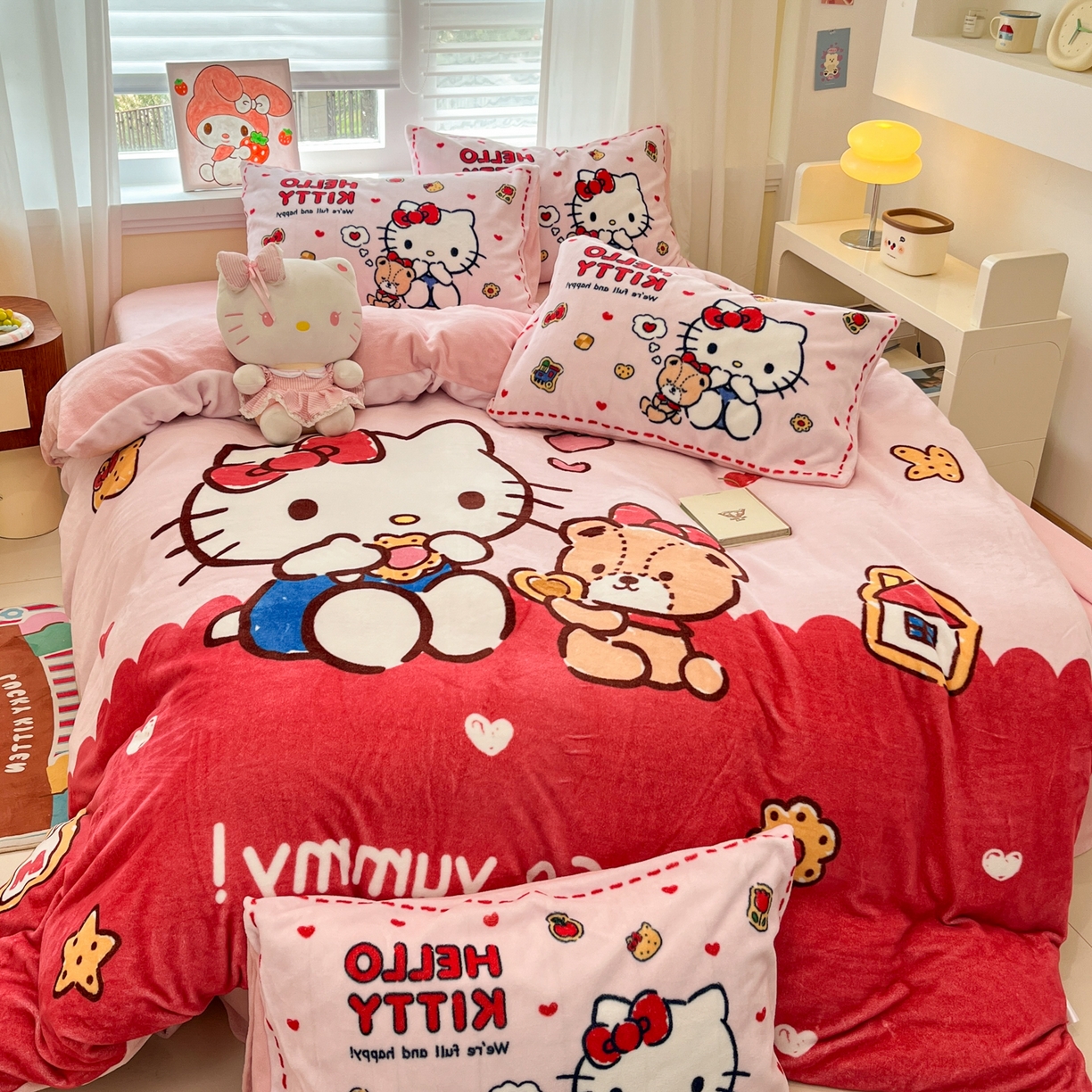 91家纺网 家纺一手货源 找家纺 金爱家 2025新品大版卡通平网数码印花加厚高克重牛奶绒皮卡丘系列四件套 绒大版-饼干熊kt