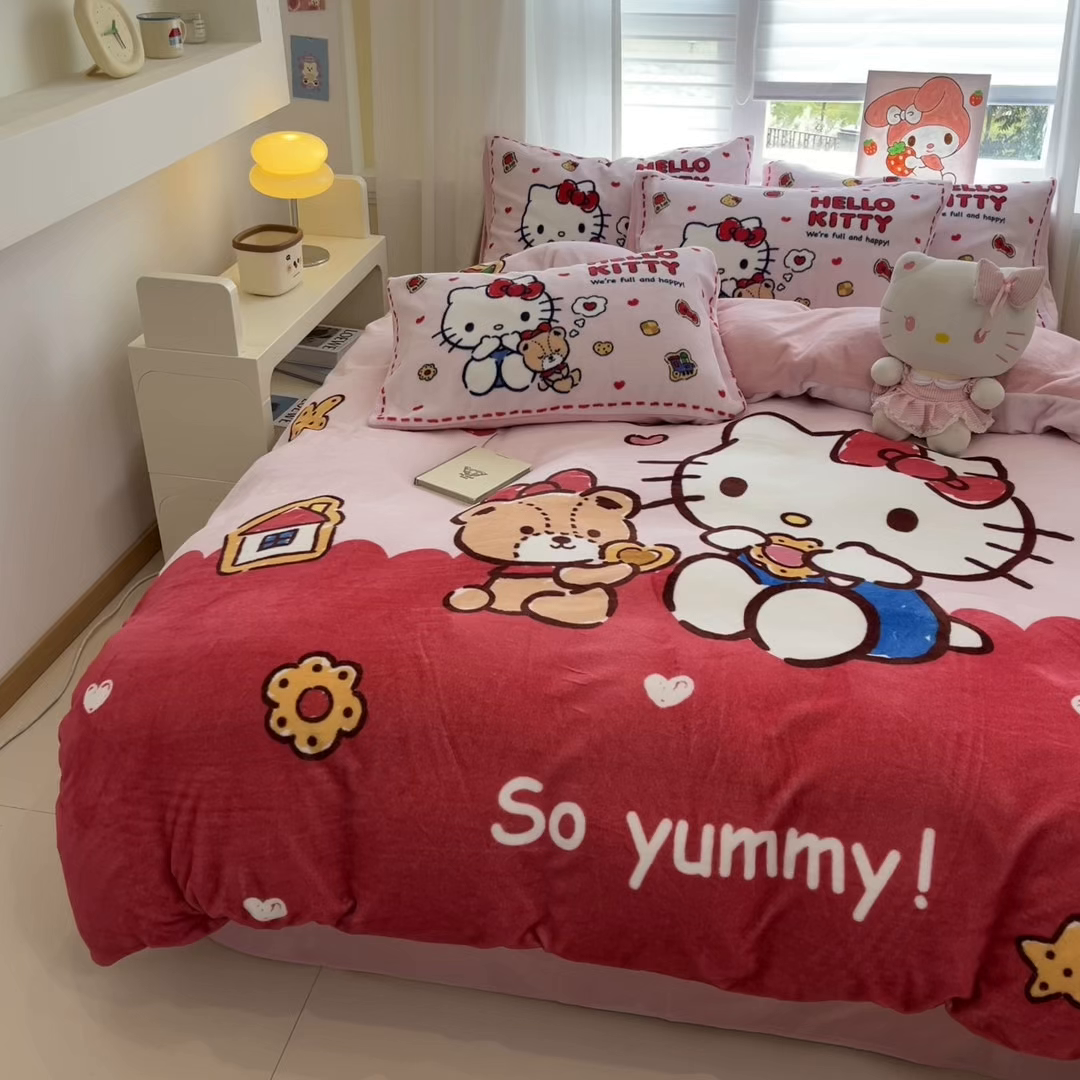 91家纺网 家纺一手货源 找家纺 金爱家 2025新品大版卡通平网数码印花加厚高克重牛奶绒皮卡丘系列四件套 绒大版-饼干熊kt