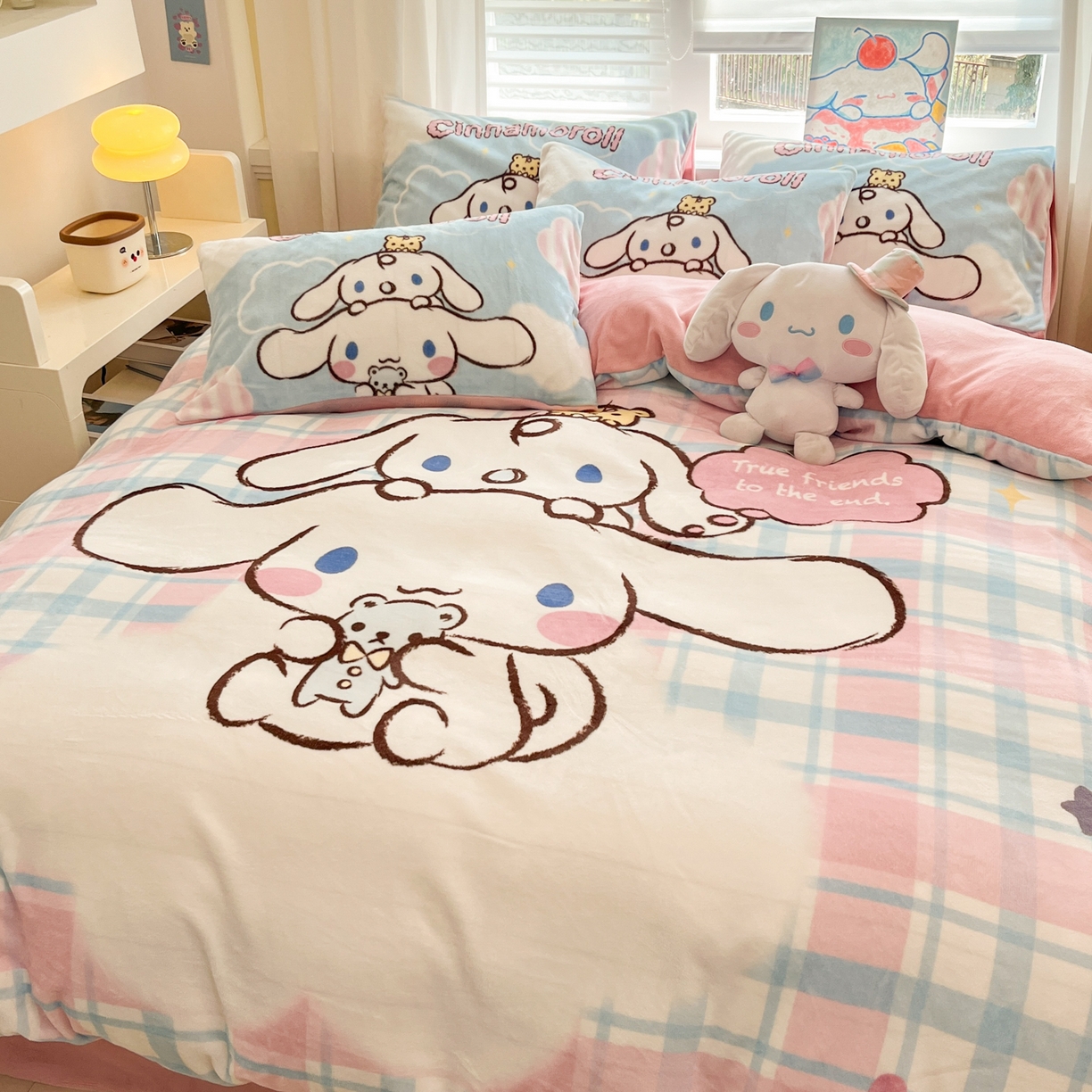 91家纺网 家纺一手货源 找家纺 金爱家 2025新品大版卡通平网数码印花加厚高克重牛奶绒皮卡丘系列四件套 绒大版-彩格玉桂狗