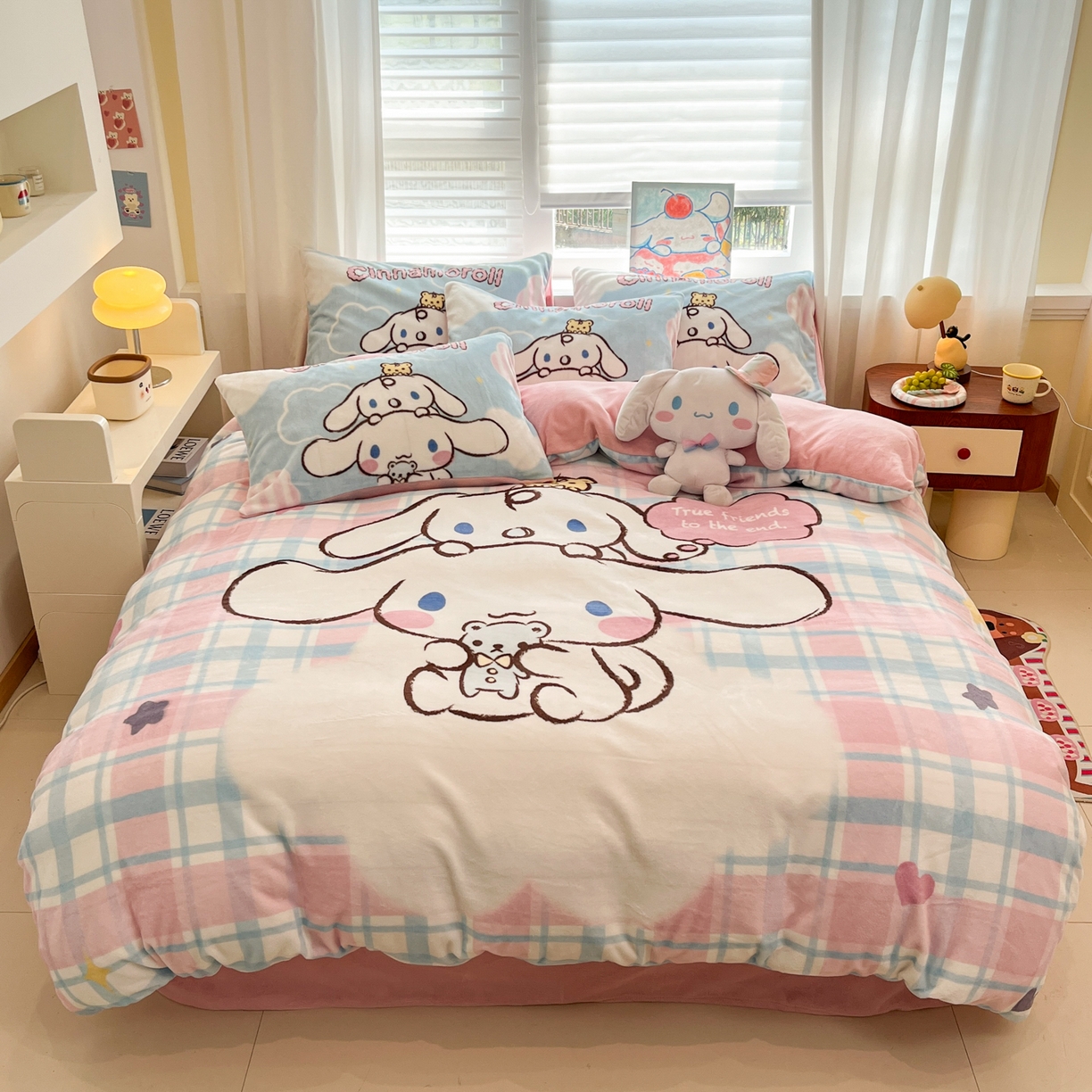 91家纺网 家纺一手货源 找家纺 金爱家 2025新品大版卡通平网数码印花加厚高克重牛奶绒皮卡丘系列四件套 绒大版-彩格玉桂狗