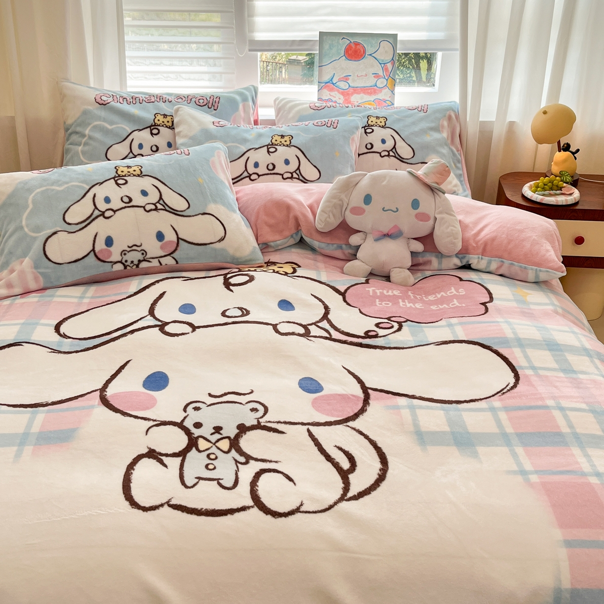 91家纺网 家纺一手货源 找家纺 金爱家 2025新品大版卡通平网数码印花加厚高克重牛奶绒皮卡丘系列四件套 绒大版-彩格玉桂狗